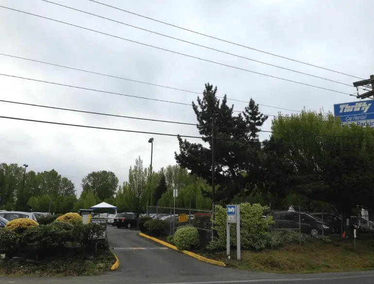 thrifty airport parking portland logo