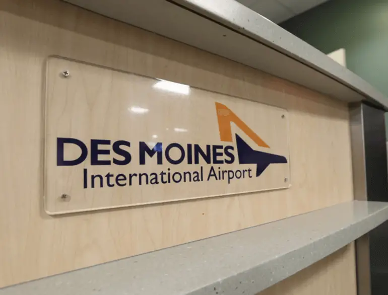 des moines hourly airport parking logo1
