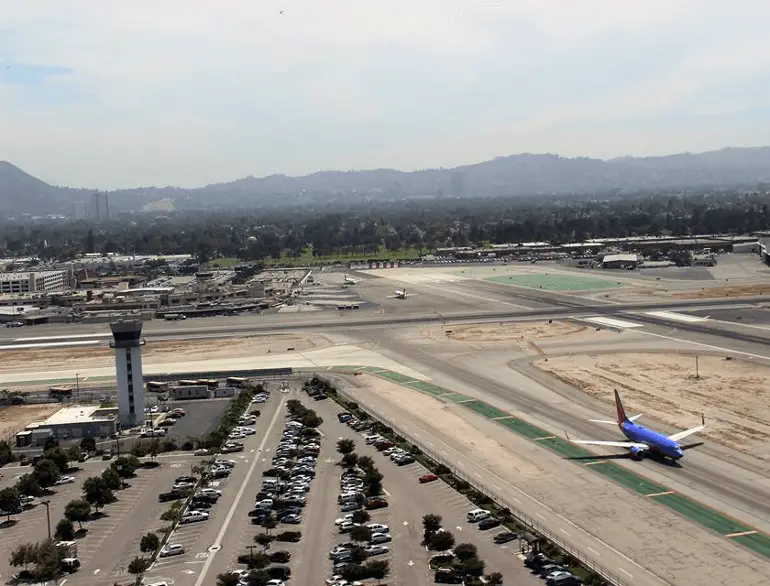 los angeles economy airport parking lot e logo